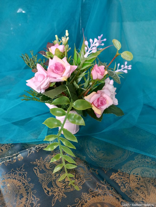 Букет цветов в металлическом ведерке