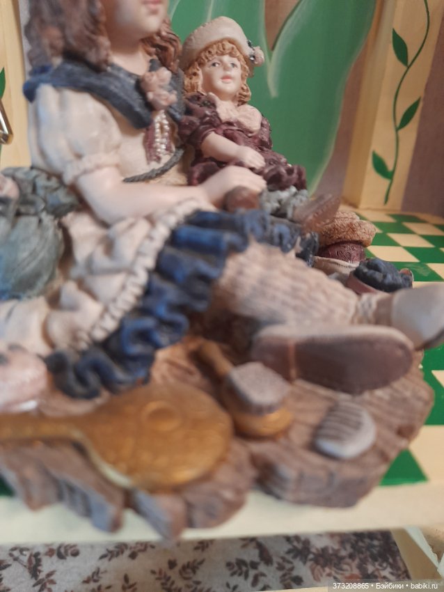 Эшли с Крисси одеваются — Статуэтки (фото 5)