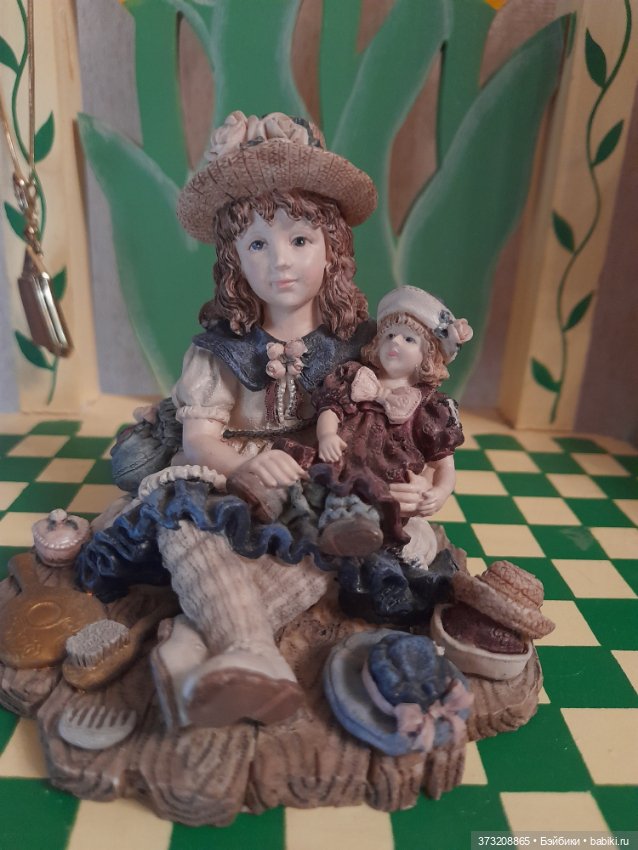 Эшли с Крисси одеваются — Статуэтки