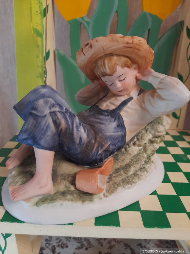 Фарфоровая статуэтка с ручной росписью