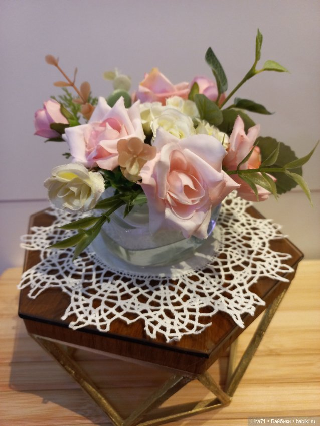 Цветочная композиция в стеклянной вазе