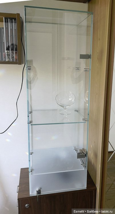 Премиум витрина из закаленного стекла для авторских кукол