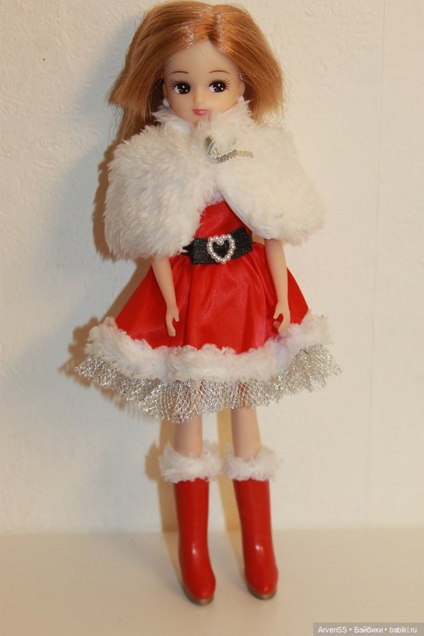 "Прозрачная" Ликка в костюме Санты от лимитного сета