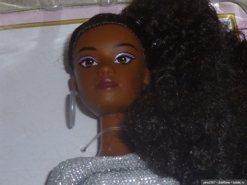 Naturalistas Doll Paige NRFB - размер Barbie (фото 2)