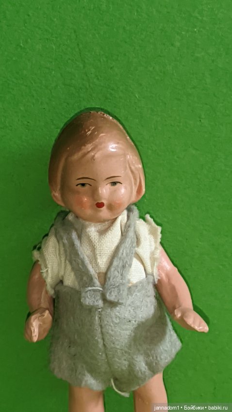 Редкая керамическая куколка с рельефными волосами WOMOE в серых шортиках, высота 9 см (фото 5)