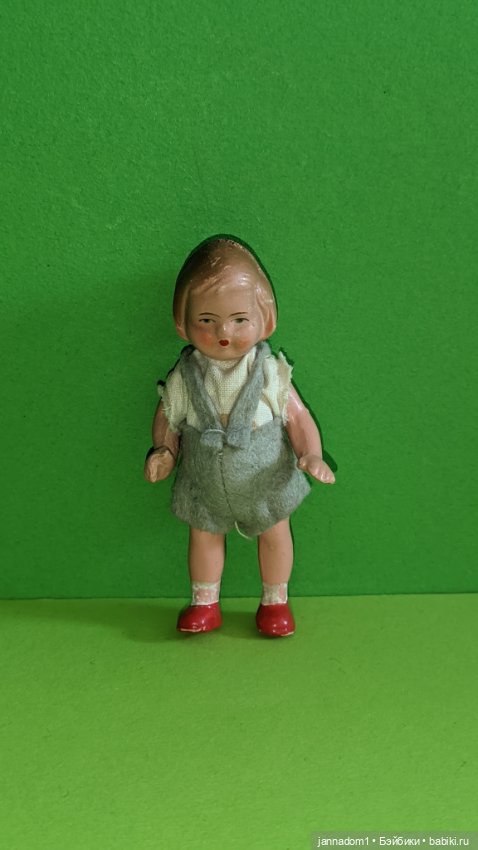 Редкая керамическая куколка с рельефными волосами WOMOE в серых шортиках, высота 9 см