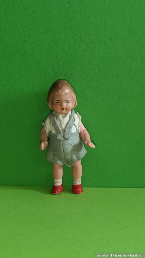 Редкая керамическая куколка с рельефными волосами WOMOE в серых шортиках, высота 9 см (фото 6)