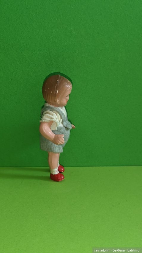 Редкая керамическая куколка с рельефными волосами WOMOE в серых шортиках, высота 9 см (фото 2)