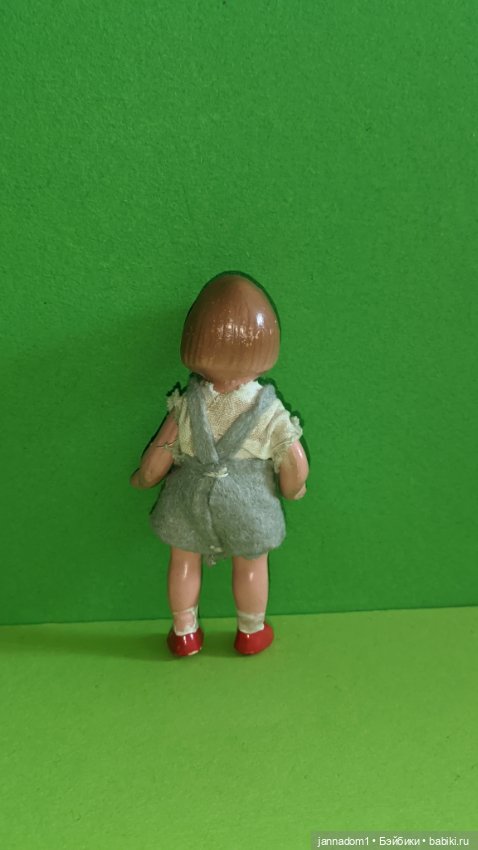 Редкая керамическая куколка с рельефными волосами WOMOE в серых шортиках, высота 9 см (фото 3)