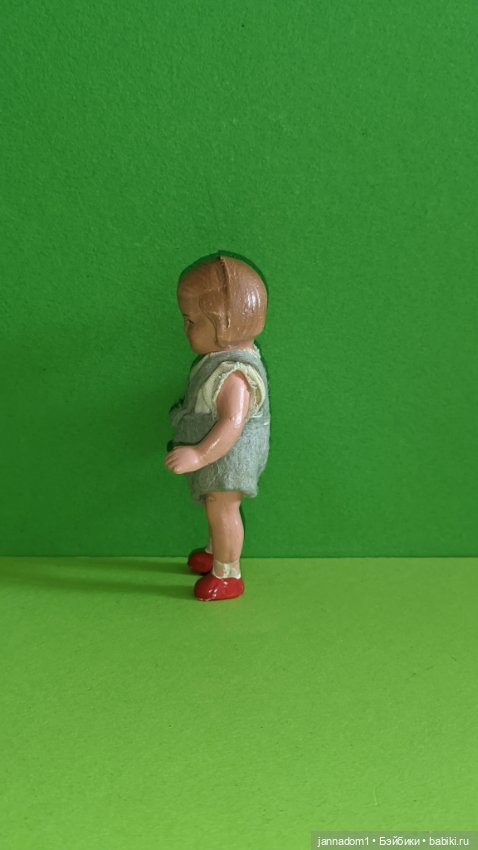 Редкая керамическая куколка с рельефными волосами WOMOE в серых шортиках, высота 9 см (фото 4)