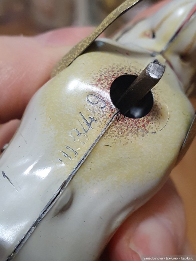 Редкая антикварная миниатюрная заводная собачка. Металл (фото 5)