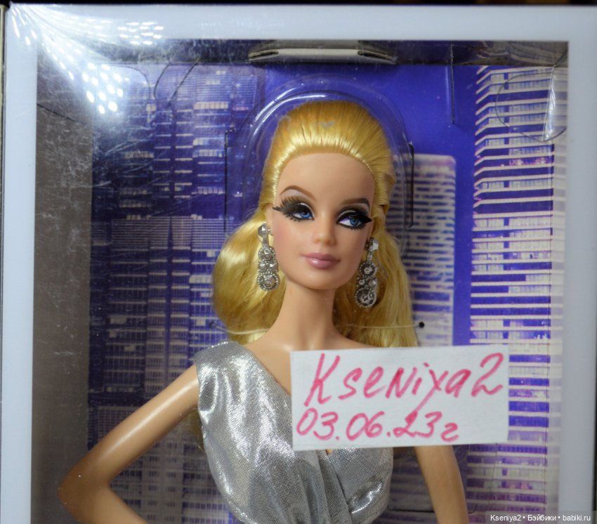 Коллекционная Барби Look City Shine (фото 2)