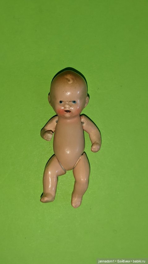 Пупсик керамический Hertwig в шапочке, высота 8 см