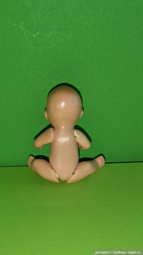 Пупсик керамический Hertwig в шапочке, высота 8 см (фото 3)