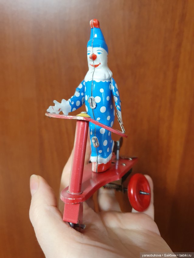Винтажный заводной клоун на самокате. Репро