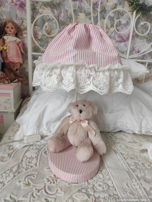 Винтажный мишка под лампой