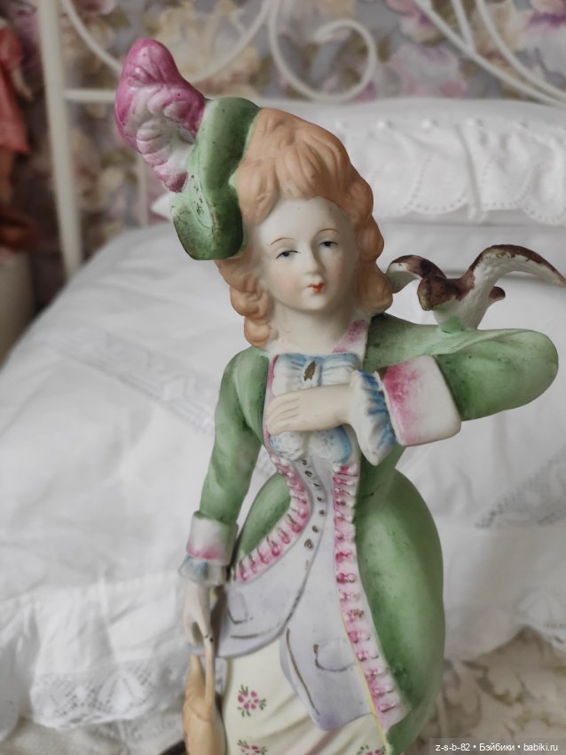 Очень красивая бисквитная статуэтка (фото 3)