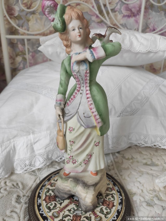 Очень красивая бисквитная статуэтка (фото 2)