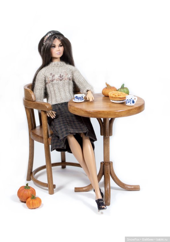 Деревянный круглый столик 1:6 "Вьюнок" для кукол Barbie, Momoko, Integrity toys, bjd и др (фото 4)