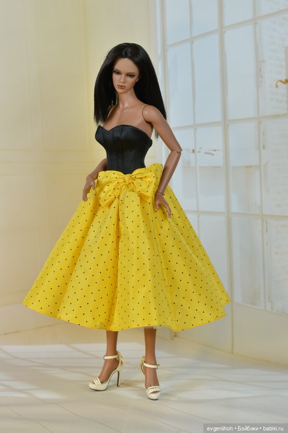 Красавица в желтом платье позирует перед камерой и показывает сиськи - kingplayclub.ru