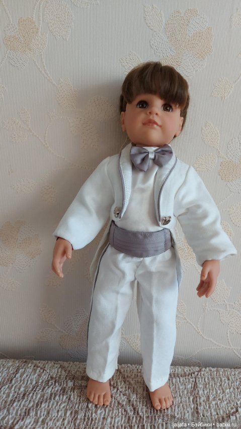 Белый парадный костюм для куклы