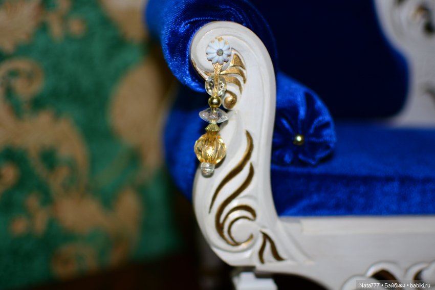 Красивый диванчик со столиком из дерева (фото 6)