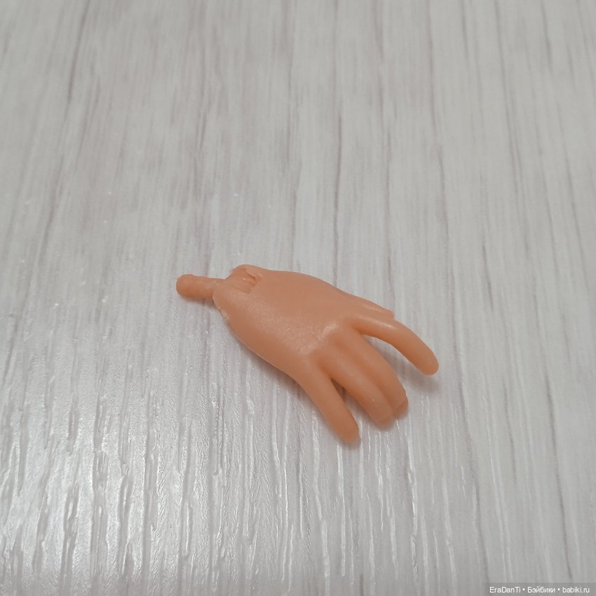 Правая ладонь от куклы Project MC2 - Проект МС в квадрате