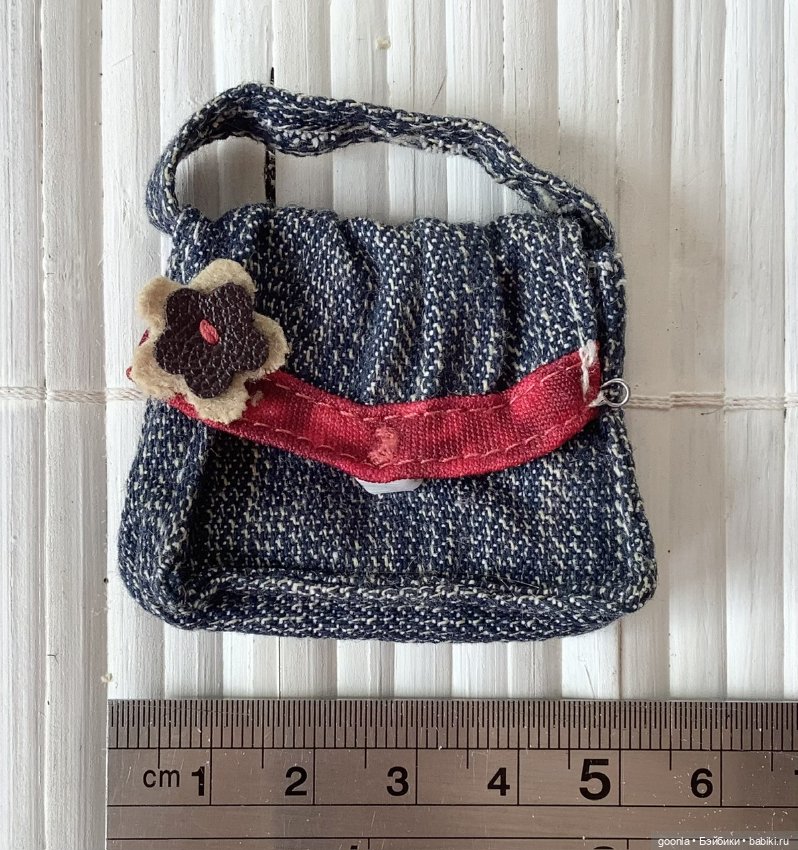 Сумочка от куклы формата Барби