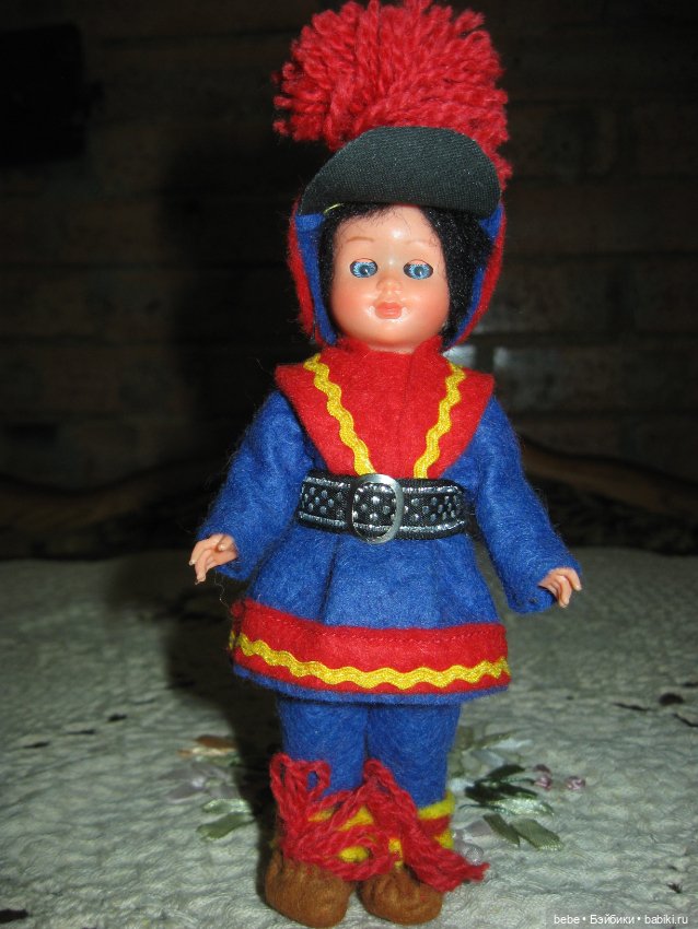 Винтажная кукла в национальном костюме Svensk Folkdrakt Швеция