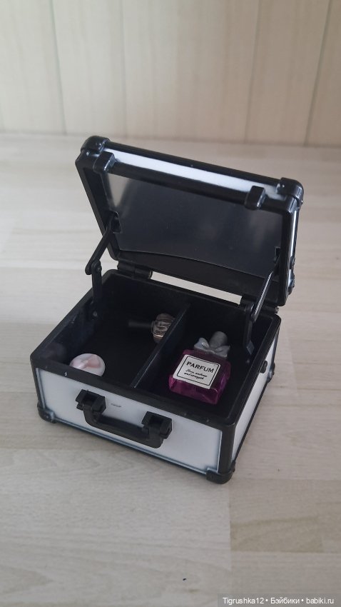 Чемоданчик с парфюмом #3 — Миниатюра для кукол (фото 2)