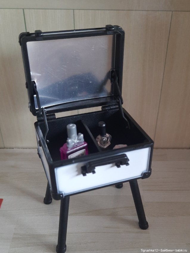 Чемоданчик с парфюмом #3 — Миниатюра для кукол