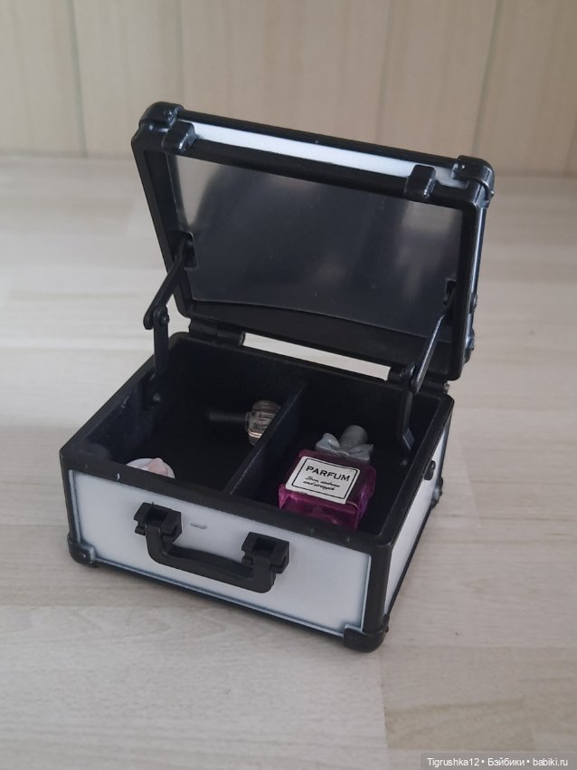 Чемоданчик с парфюмом #3 — Миниатюра для кукол (фото 3)