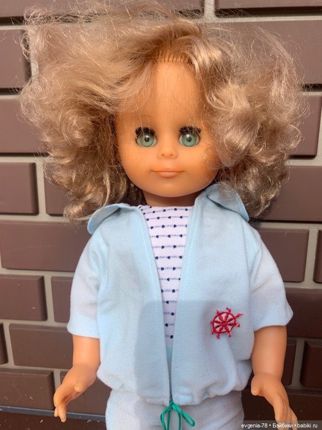 Красивая кудряшка с пепельными волосами (фото 5)