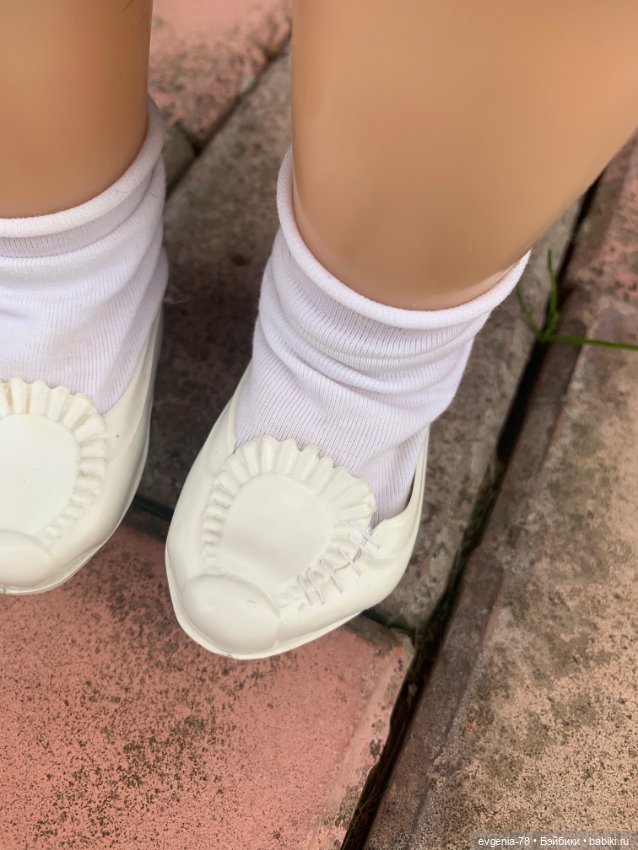 Красивая кудряшка с пепельными волосами (фото 4)