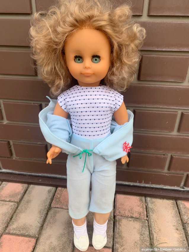 Красивая кудряшка с пепельными волосами (фото 2)