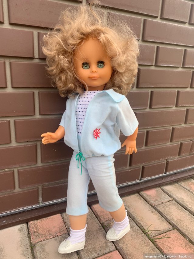 Красивая кудряшка с пепельными волосами (фото 3)