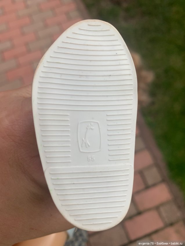 Красивая кудряшка с пепельными волосами (фото 6)