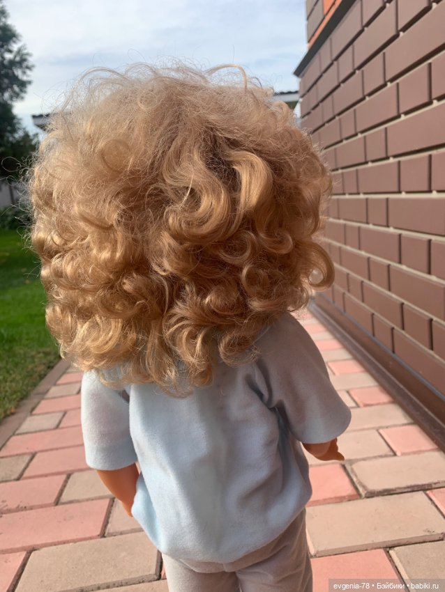 Красивая кудряшка с пепельными волосами