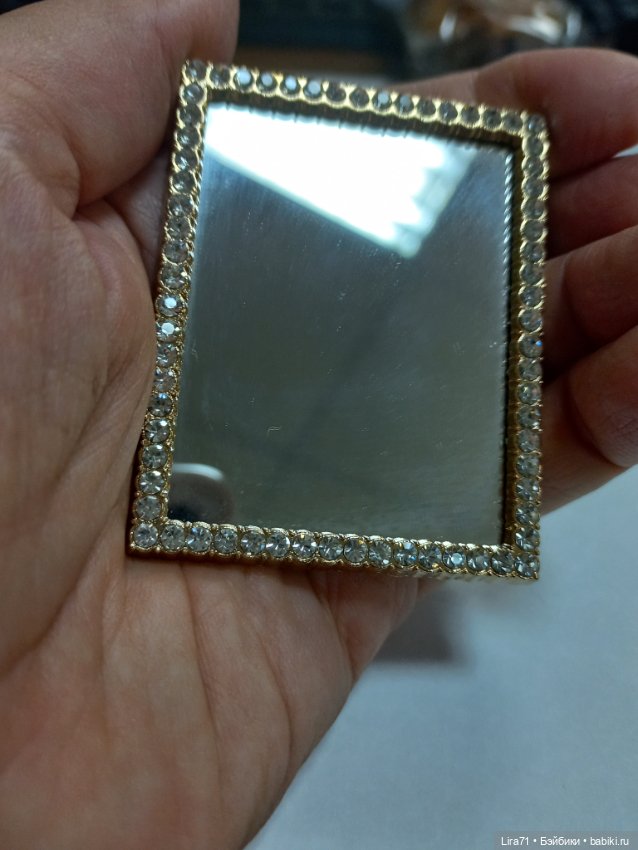 Зеркало в раме со стразами