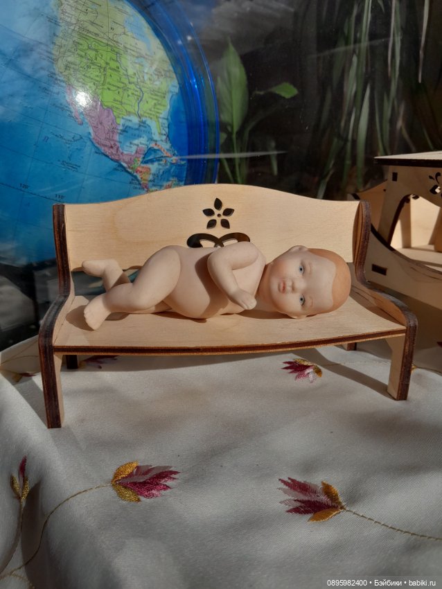 Фарфоровый пупсик с мебелью (фото 4)