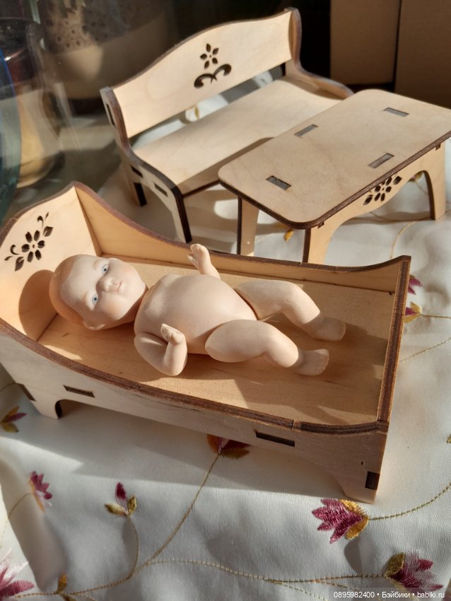 Фарфоровый пупсик с мебелью