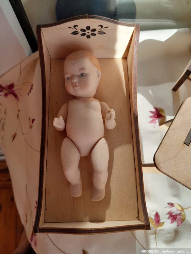 Фарфоровый пупсик с мебелью (фото 2)