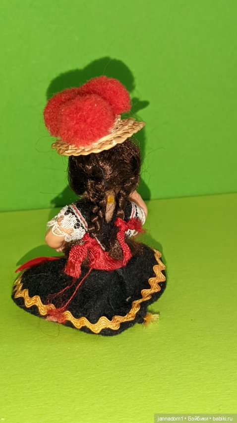 Пупсик из колкого пластика Hertwig, с косичками, Германия, высота 7 см (фото 3)