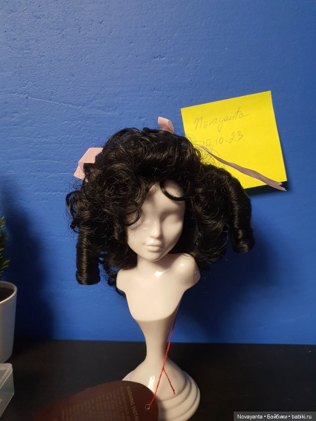 Парик Monique Tiffany 8 - 9 чёрный с розовыми ленточками (фото 4)