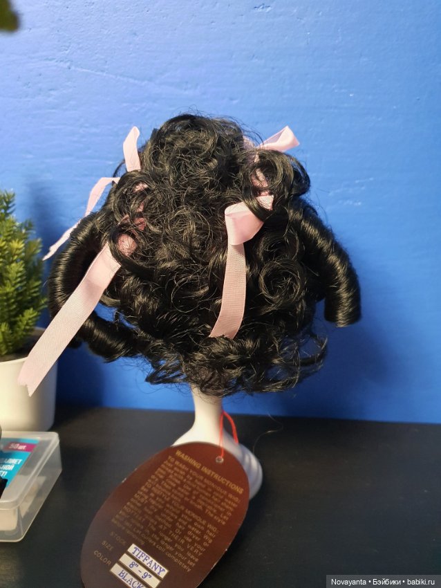 Парик Monique Tiffany 8 - 9 чёрный с розовыми ленточками (фото 3)