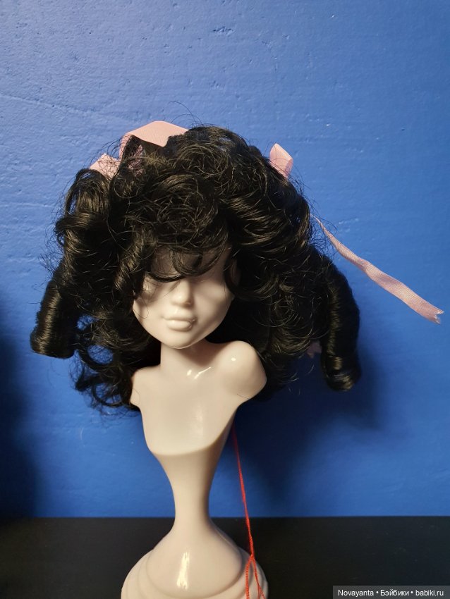 Парик Monique Tiffany 8 - 9 чёрный с розовыми ленточками