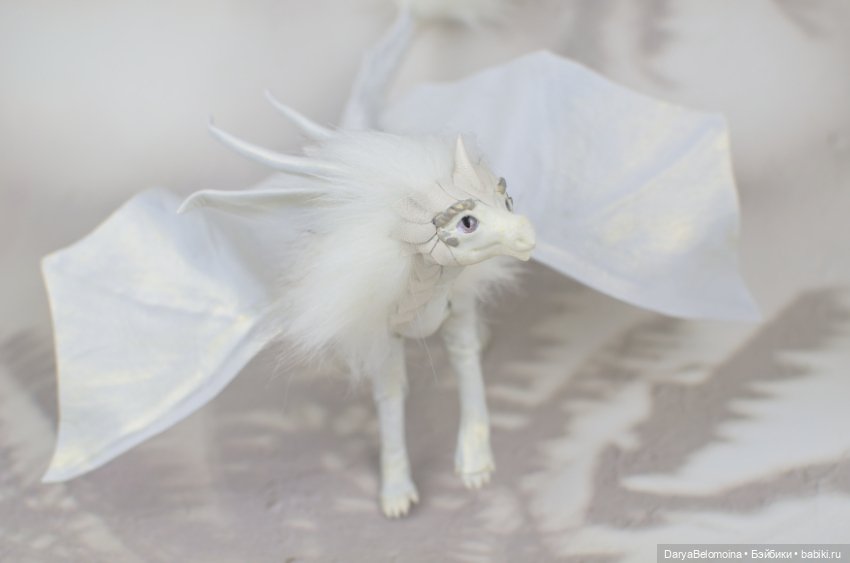 Белый дракончик с пушистой гривой (фото 2)