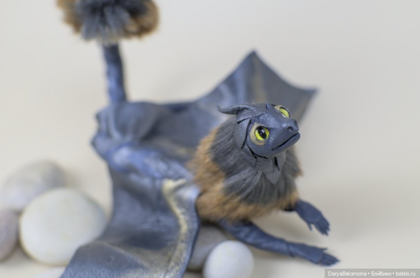 Серо-голубой дракон с рыжей гривой