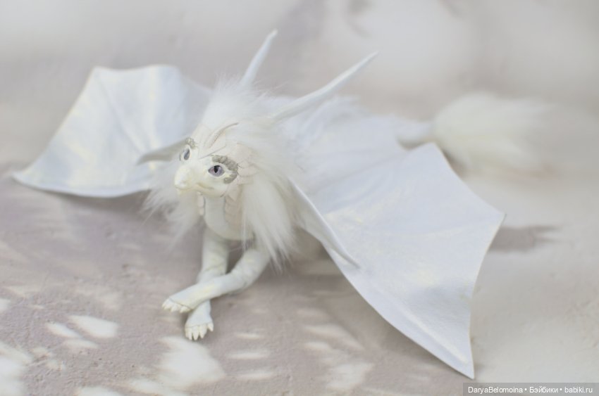 Белый дракончик с пушистой гривой (фото 3)