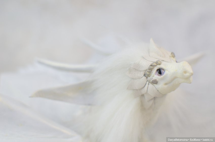 Белый дракончик с пушистой гривой